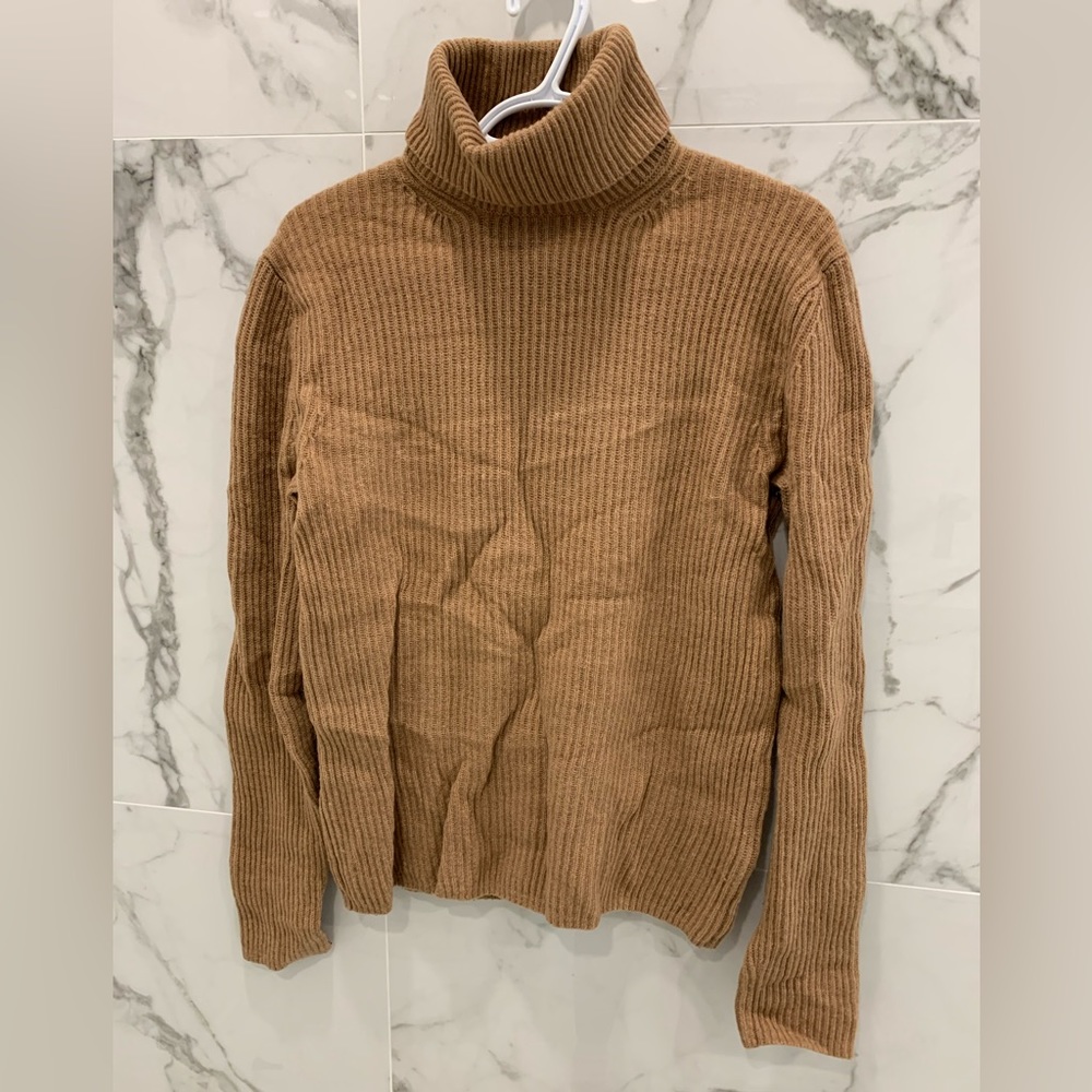 Banana Republic: Men’s Small Camel Turtleneck
